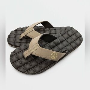 Volcom Recliner Sandals Khaki and Black Quilted Foam Flip Flops Men 11 NWT